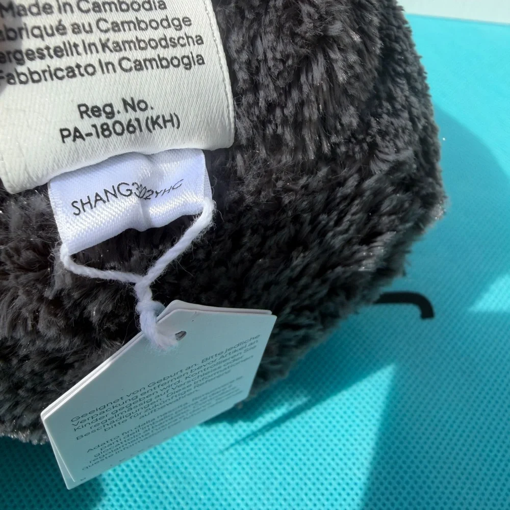 AUTHENTIC‼️ NWT Jellycat medium peanut penguin 9